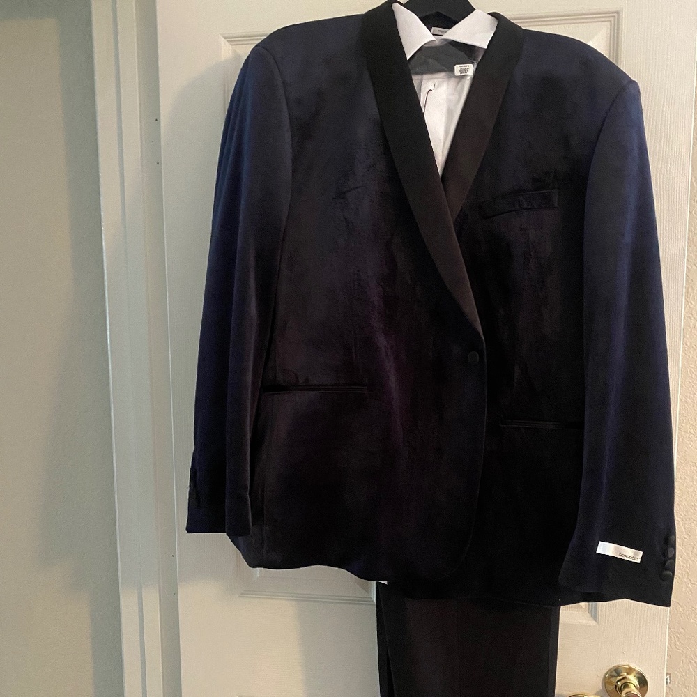 Brand New wedding tuxedo set *NEVER WORN* with shoes including